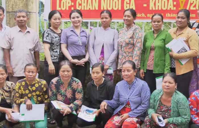 Kế Sách: Khai giảng lớp chăn nuôi gà cho hộ nghèo, hộ cận nghèo  