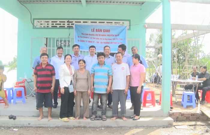 Thị xã Ngã Năm: Bàn giao nhà tình thương cho hộ nghèo tại xã Tân Long