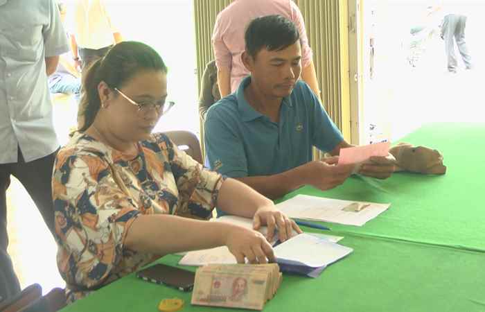  Hội Nông dân huyện Mỹ Xuyên phát vay Quỹ hỗ trợ nông dân