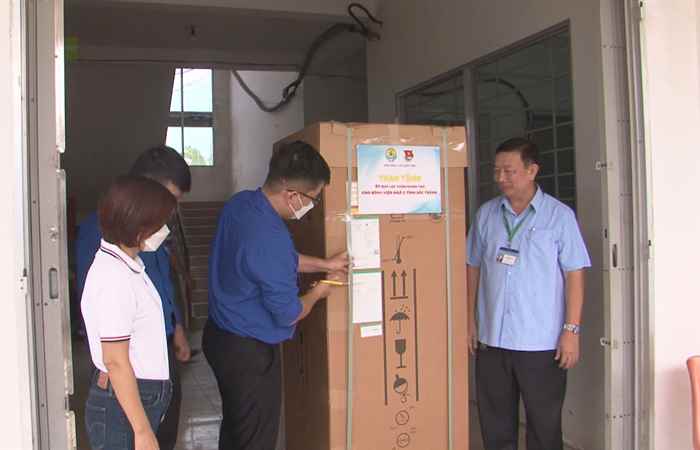Ngã Năm: Mạnh thường quân hỗ trợ máy lọc thận nhân tạo