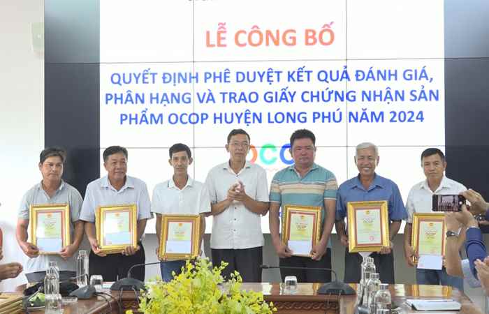 Long Phú trao giấy chứng nhận sản phẩm OCOP năm 2024