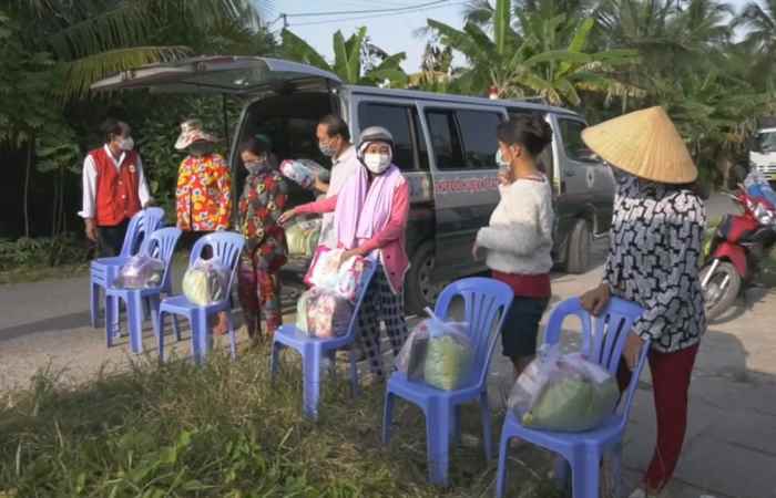 Hội Chữ Thập đỏ huyện Kế Sách trao quà cho hộ nghèo xã Trinh Phú
