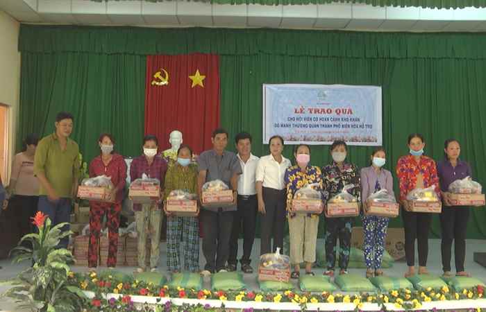 Mỹ Xuyên: Hội Phụ nữ xã Gia Hoà I tặng quà cho hội viên có hoàn cảnh khó khăn
