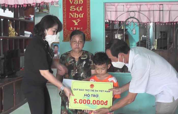 Thạnh Trị: Trao tiền hỗ trợ cho 2 em có người thân mất vì COVID-19