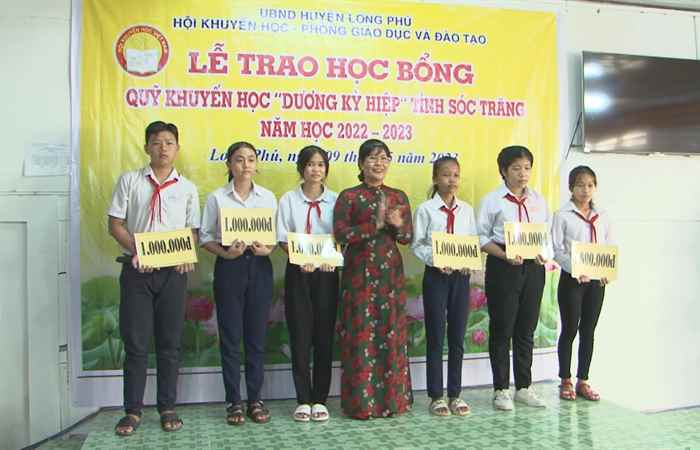 Huyện Long Phú trao học bổng Dương Kỳ Hiệp