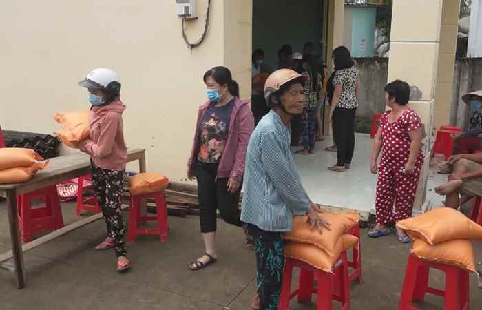 Chùa Khánh Sơn trao tặng quà cho hộ nghèo huyện Mỹ Tú
