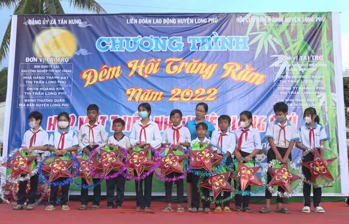 Long Phú: Xã Tân Hưng tổ chức vui Tết Trung thu cho trẻ em
