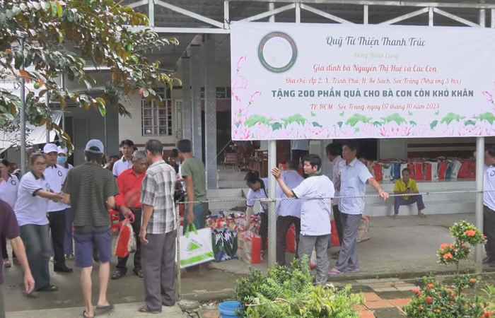 Kế Sách: Hội Chũ thập đỏ tặng quà cho hộ nghèo xã Trinh Phú