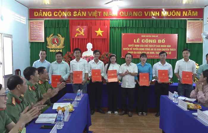 Trần Đề: Công bố và trao các Quyết định tuyển dụng Công an xã bán chuyên trách