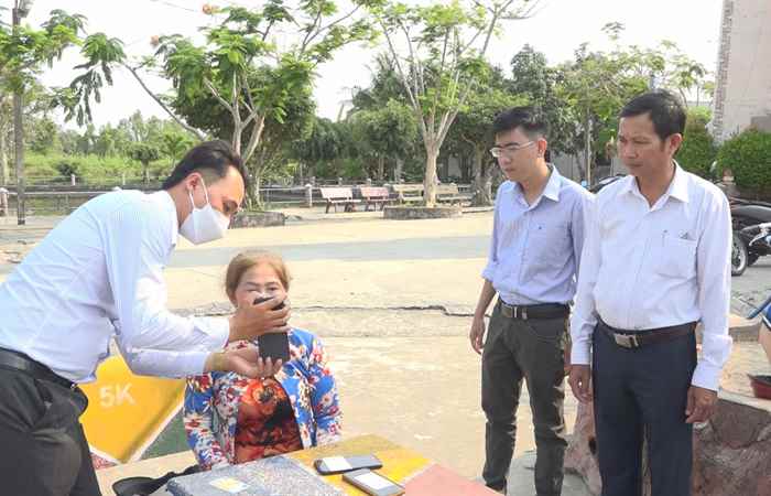 Mỹ Xuyên: Hướng dẫn đồng bào công giáo chuyển đổi số