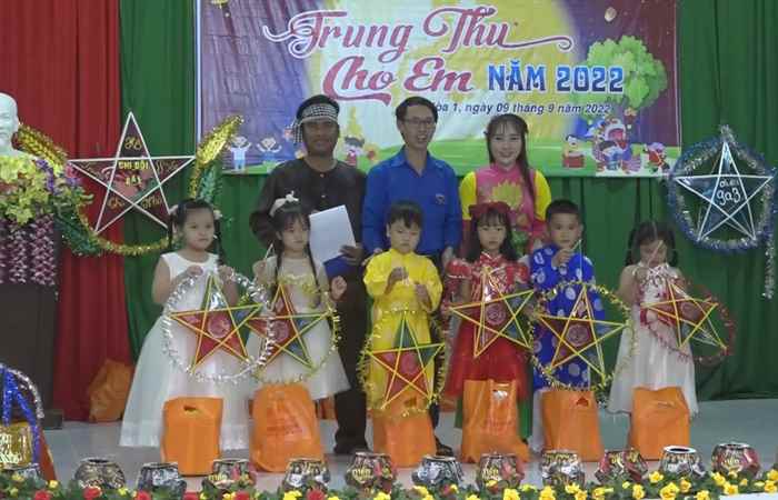 Huyện Mỹ Xuyên tặng gần 3.000 phần quà Trung thu