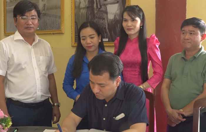 Trung ương Đoàn đến thăm và dâng hương tại nhà tưởng niệm bác sĩ nông học Lương Định Của