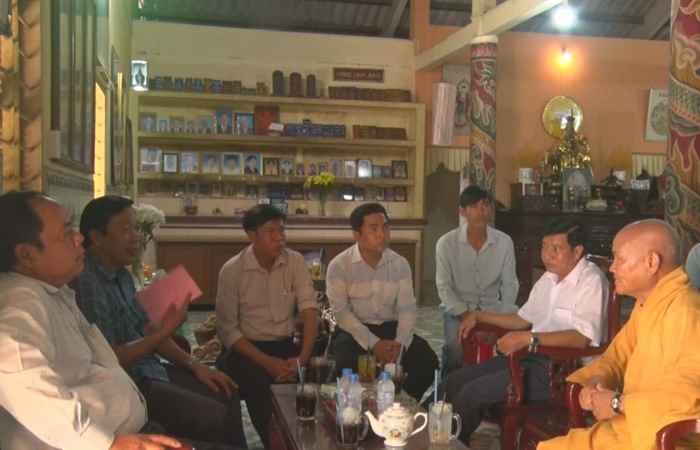Huyện ủy Trần Đề chúc mừng lễ Phật Đản tại các chùa trên địa bàn huyện 