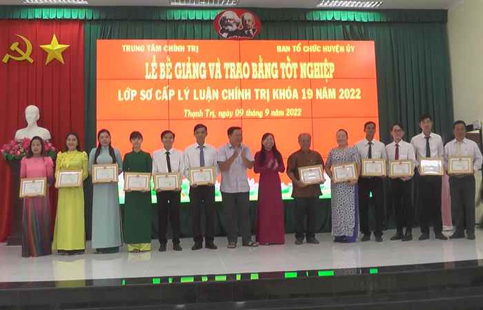 Thạnh Trị bế giảng lớp Sơ cấp lý luận Chính trị