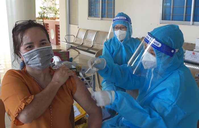 Mỹ Tú tiêm liều vaccine bổ sung phòng COVID-19