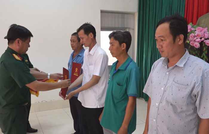 Mỹ Tú: Đảng uỷ Quân sự công bố, trao quyết định bổ nhiệm, miễn nhiệm, thăng quân hàm sĩ quan dự bị  