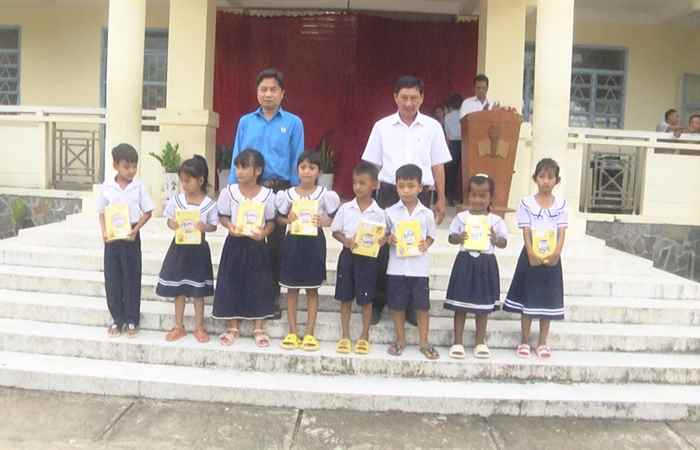 Mỹ Xuyên: LĐLĐ huyện tặng xe đạp cho học sinh nghèo vượt khó xã Dại Tâm
