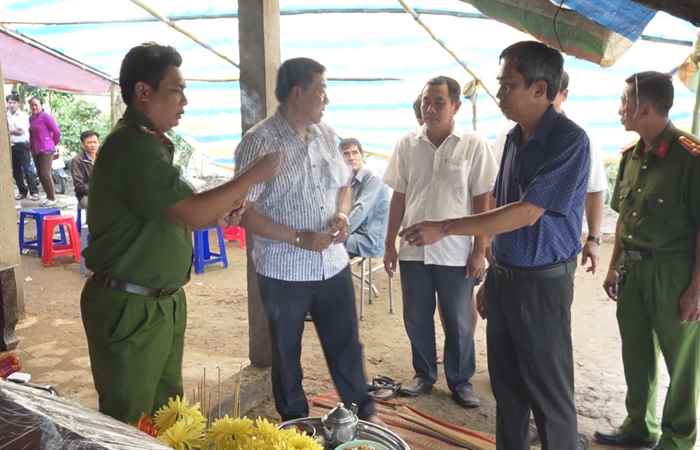 Mỹ Tú: Lãnh đạo huyện thăm hỏi gia đình có người nhân tử vong do hỏa hoạn ở Bình Dương