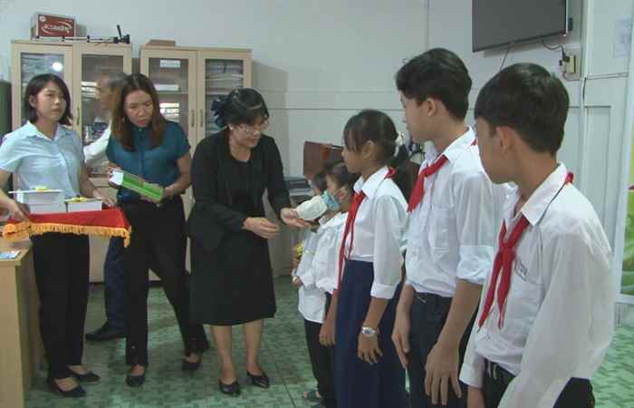 Long Phú trao 30 suất học bổng "vì học sinh hiếu học"