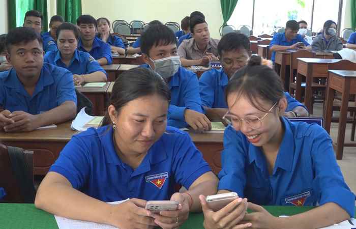 Mỹ Xuyên: Huyện đoàn tập huấn đoàn viên, thanh niên làm nhiệm vụ kích hoạt Tài khoản định danh điện tử cho người dân