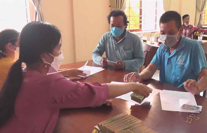Hội viên Nông dân nhận vốn vay từ Quỹ hỗ trợ Nông dân để phát triển mô hình sản xuất lúa chất lượng cao