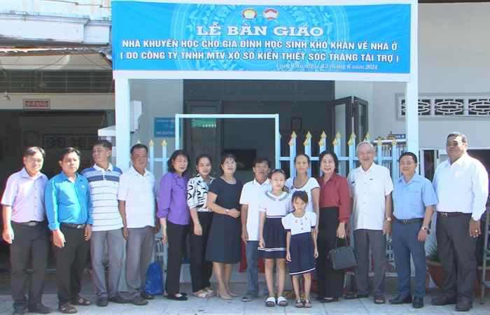 Long Phú: Bàn giao nhà khuyến học cho học sinh có hoàn cảnh khó khăn