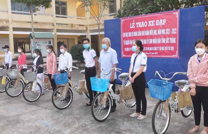 Mỹ Tú trao tặng xe đạp cho học sinh hoàn cảnh khó khăn