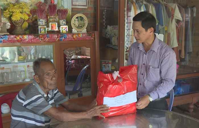 Lãnh đạo huyện Kế Sách thăm, chúc Tết Chôl-Chnăm-Thmây gia đình chính sách dân tộc Khmer tiêu biểu