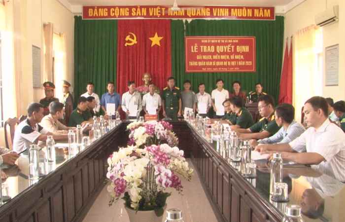 Ngã Năm: Ban CHQS trao quyết định giải ngạch, miễn nhiệm, bổ nhiệm, thăng quân hàm cho sĩ quan dự bị