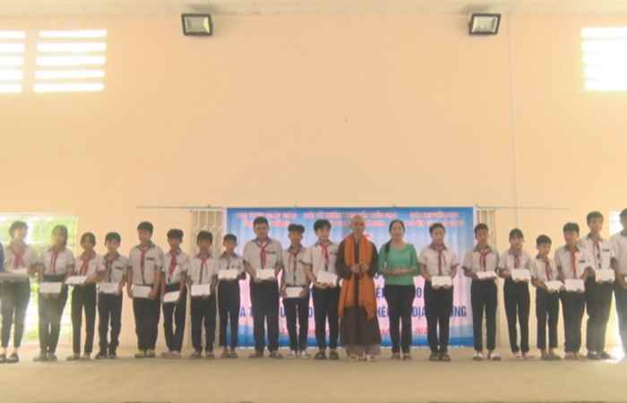 Cù Lao Dung bàn giao máy lọc nước và trao quà cho học sinh nghèo