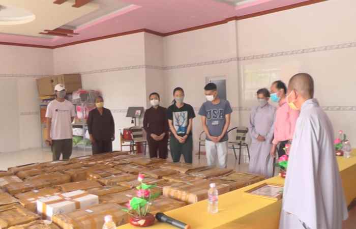Chùa Lộc Minh tặng 1.000 túi thuốc điều trị COVID-19 cho Trung tâm Y tế huyện Thạnh Trị