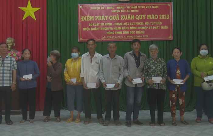 Ủy ban MTTQ Việt Nam huyện Cù Lao Dung tặng quà Tết cho người nghèo