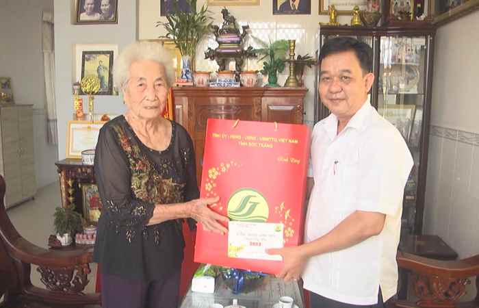 Lãnh đạo tỉnh Sóc Trăng thăm, tặng quà Tết cán bộ hưu trí