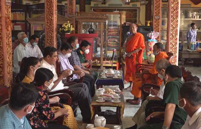 Lãnh đạo huyện Trần Đề thăm hỏi, tặng quà các điểm Chùa Khmer