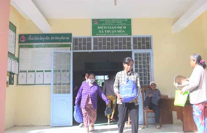 Mạnh thường quân TP. HCM trao 1.000 phần quà cho hộ khó khăn của huyện Châu Thành