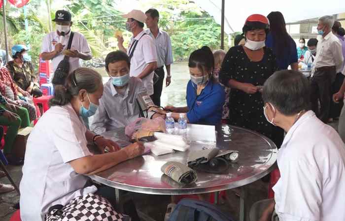 Khám bệnh, phát thuốc, tặng quà cho bà con nghèo tại xã Mỹ Phước