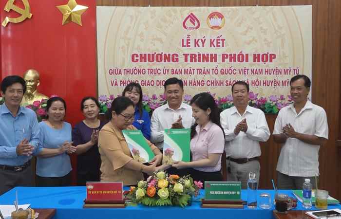 Ủy ban MTTQ và Ngan hàng CSXH ký kết chương trình phối hợp hoạt động