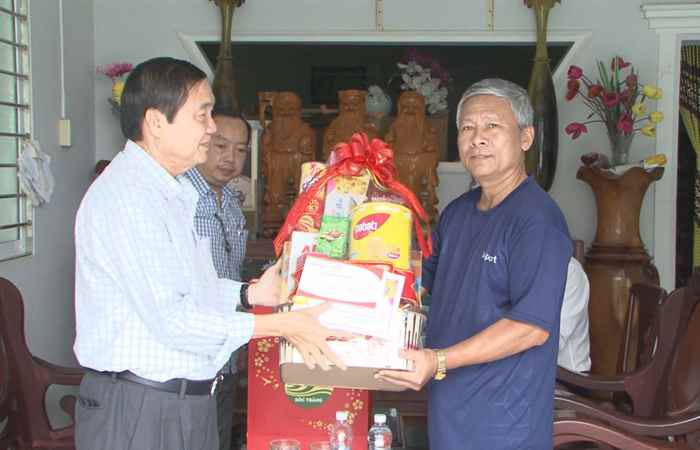 Lãnh đạo huyện Long Phú chúc Tết, tặng quà gia đình chính sách, cán bộ hưu trí  