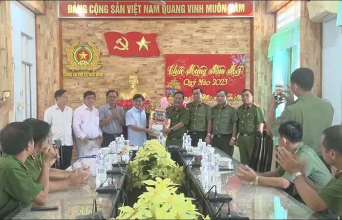 Bí Thư Thị ủy Ngã Năm thăm, tặng quà Tết Trung Tâm Y tế và Công an thị xã