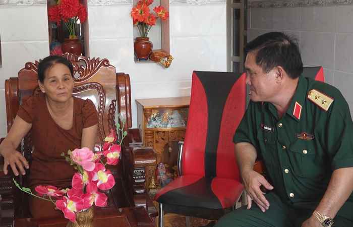 Trung tướng Nguyễn Xuân Dắt chúc tết, tặng quà gia đình chính sách và hộ nghèo huyện Mỹ Tú