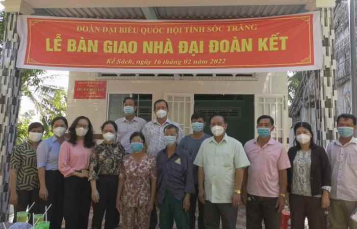 Bàn giao nhà Đại đoàn kết cho hộ nghèo ở xã An Lạc Tây