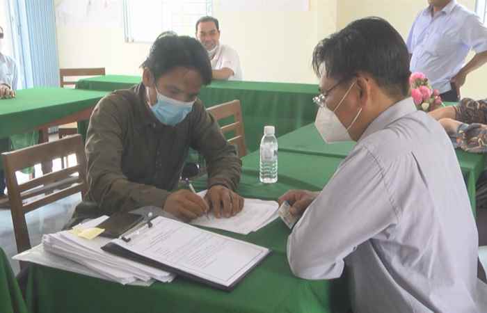 Mỹ Xuyên: Hội Nông dân phát vay vốn từ "Quỹ hỗ trợ nông dân"  