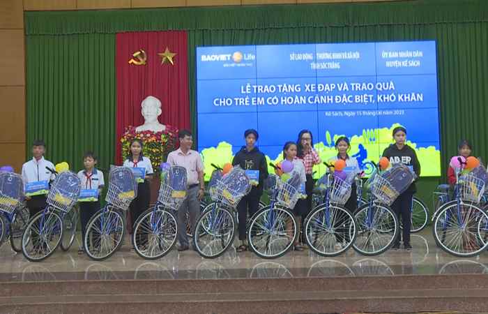 Kế Sách: Trao tặng xe đạp và quà cho học sinh có hoàn cảnh khó khăn