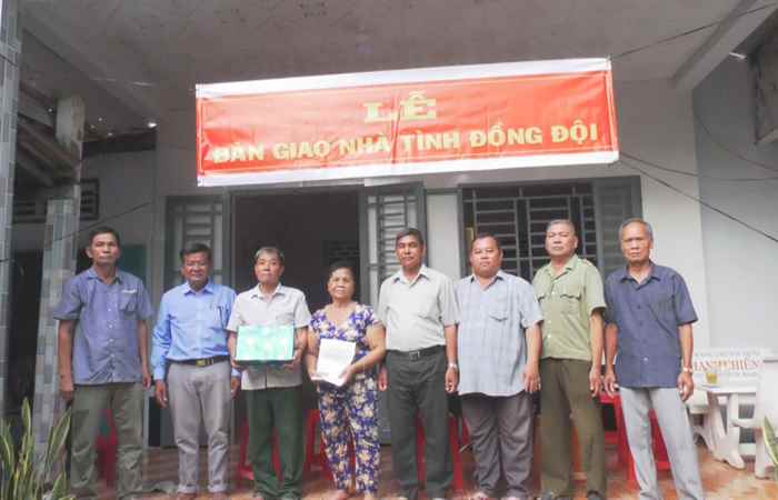 Châu Thành: Nhà hảo tâm tặng quà cho hộ nghèo  