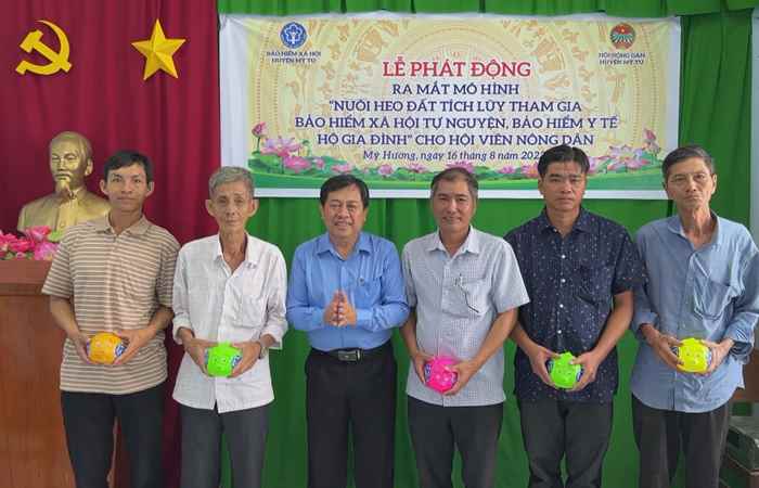 Mỹ Tú: Ra mắt mô hình nuôi heo đất tích lũy tham gia BHXH tự nguyện, BHYT hộ gia đình cho hội viên nông dân xã Mỹ Hương