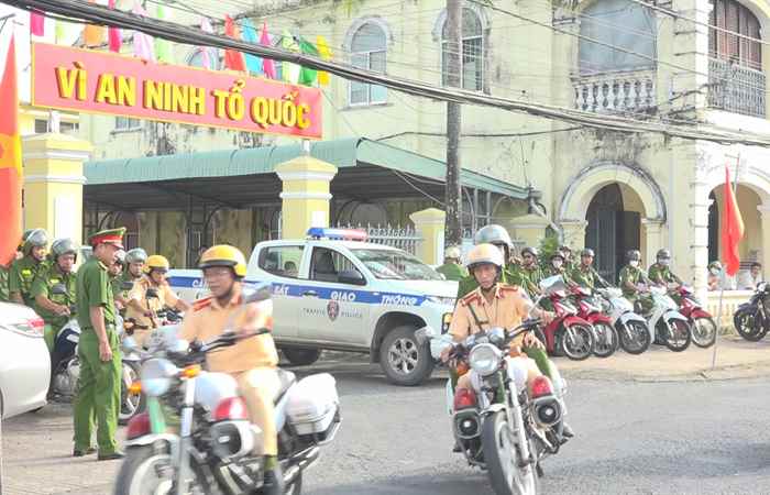 Công an huyện Mỹ Xuyên ra quân thực hiện cao điểm “30 ngày đêm tấn công, truy quét tội phạm và tệ nạn xã hội”