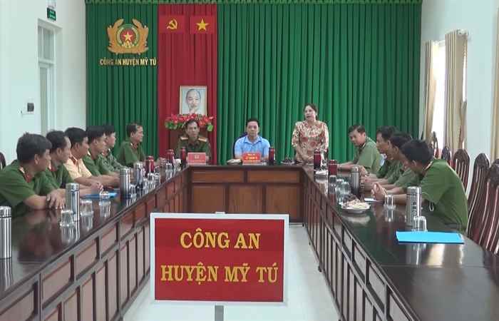Lãnh đạo huyện Mỹ Tú tặng quà, chúc Tết Quý Mão năm 2023
