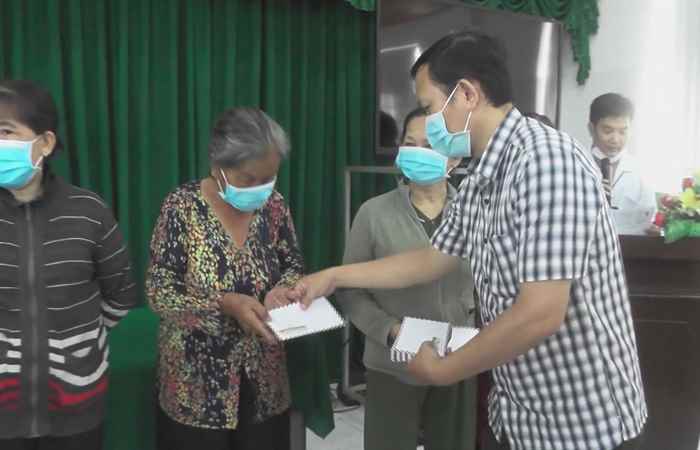 Lãnh đạo huyện Thạnh Trị thăm, tặng quà Tết cho bệnh nhân đang điều trị tại bệnh viện huyện
