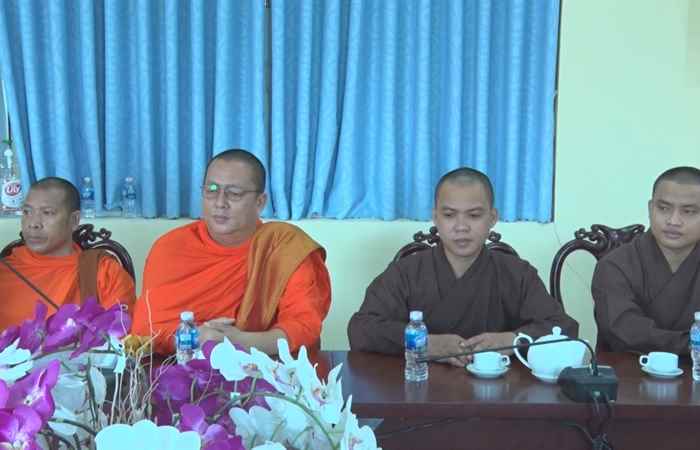 Trần Đề: Hội đoàn kết Sư sãi yêu nước huyện tặng quà, chúc Tết Huyện ủy - HĐND - UBND huyện