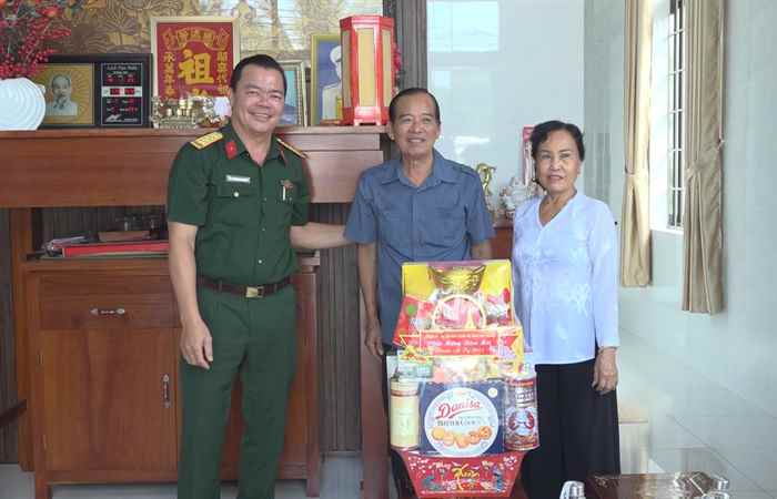 Lãnh đạo Sở Nông nghiệp và Phát triển nông thôn tỉnh Sóc Trăng thăm và tặng quà Tết cho các đồng chí cán bộ hưu trí trên địa bàn huyện Mỹ Xuyên